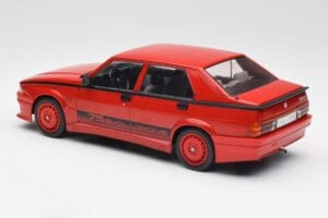 Alfa Romeo 75 Turbo Evoluzione Vermelho MCG 1:18 MCG18428 Metal - imagem 5 de 6