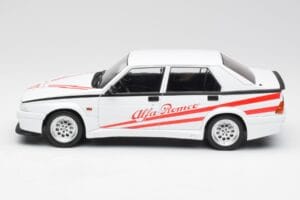 Alfa Romeo 75 Turbo Evoluzione Branco MCG 1:18 MCG18430 Metal - imagem 3 de 6