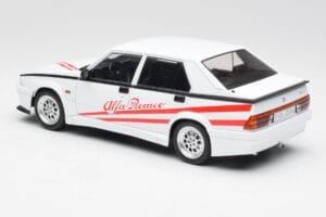Alfa Romeo 75 Turbo Evoluzione Branco MCG 1:18 MCG18430 Metal - imagem 5 de 6