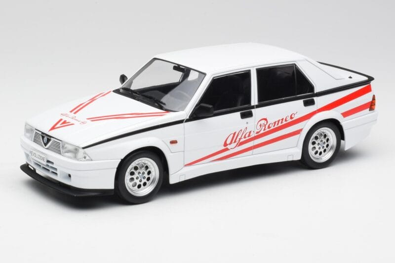 Alfa Romeo 75 Turbo Evoluzione Branco MCG 1:18 MCG18430 Metal
