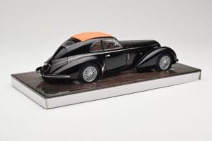 Alfa Romeo 8C 2900B Lungo Preto Minichamps 1:18 100120421 Metal - imagem 4 de 8