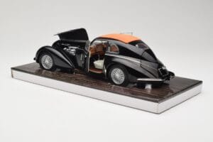 Alfa Romeo 8C 2900B Lungo Preto Minichamps 1:18 100120421 Metal - imagem 5 de 8