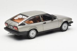 Alfa Romeo Alfetta GTV 2.0 Cinzento Metalizado AUTOart 1:18 70147 Metal - imagem 3 de 8