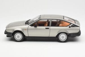 Alfa Romeo Alfetta GTV 2.0 Cinzento Metalizado AUTOart 1:18 70147 Metal - imagem 4 de 8
