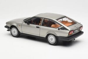 Alfa Romeo Alfetta GTV 2.0 Cinzento Metalizado AUTOart 1:18 70147 Metal - imagem 7 de 8