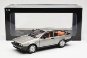 Alfa Romeo Alfetta GTV 2.0 Cinzento Metalizado AUTOart 1:18 70147 Metal - imagem 8 de 8