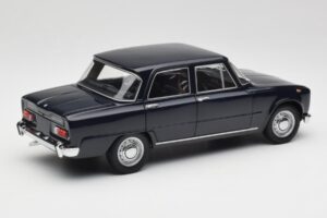 Alfa Romeo Giulia 1300 Azul Minichamps 1:18 180120905 Metal - imagem 3 de 8