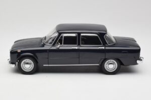 Alfa Romeo Giulia 1300 Azul Minichamps 1:18 180120905 Metal - imagem 4 de 8