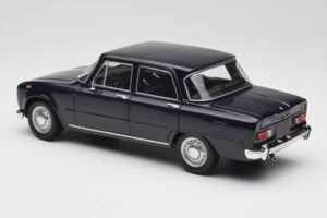 Alfa Romeo Giulia 1300 Azul Minichamps 1:18 180120905 Metal - imagem 7 de 8