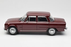 Alfa Romeo Giulia 1300 Vermelho Escuro Minichamps 1:18 180120906 Metal - imagem 4 de 8