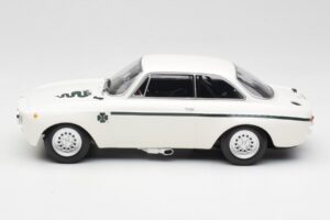 Alfa Romeo GTA 1300 Junior Branco Minichamps 1:18 155120021 Metal - imagem 3 de 6