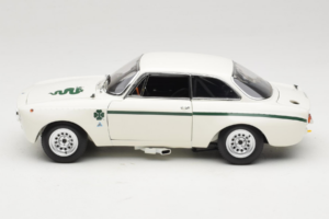 Alfa Romeo GTA 1300 Junior Branco Minichamps 1:18 100120501 Metal - imagem 4 de 8