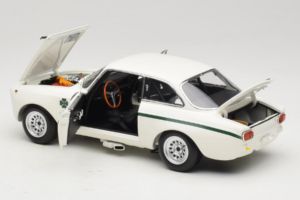 Alfa Romeo GTA 1300 Junior Branco Minichamps 1:18 100120501 Metal - imagem 5 de 8
