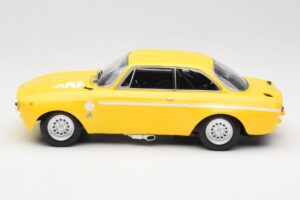 Alfa Romeo GTA 1300 Junior Amarelo Minichamps 1:18 155120024 Metal - imagem 5 de 6