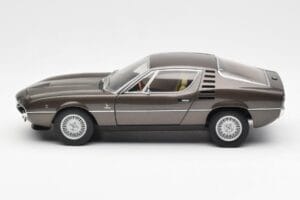 Alfa Romeo Montreal Castanho Metalizado AUTOart 1:18 70173 Metal - imagem 4 de 8