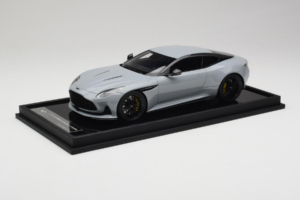 Aston Martin DB12 Nardo Gray MotorHelix 1:18 MH027NG Resina - imagem 2 de 7