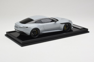 Aston Martin DB12 Nardo Gray MotorHelix 1:18 MH027NG Resina - imagem 3 de 7