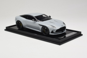 Aston Martin DB12 Nardo Gray MotorHelix 1:18 MH027NG Resina - imagem 4 de 7