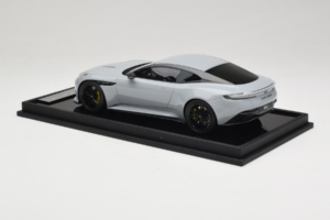Aston Martin DB12 Nardo Gray MotorHelix 1:18 MH027NG Resina - imagem 5 de 7