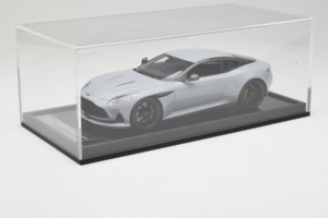 Aston Martin DB12 Nardo Gray MotorHelix 1:18 MH027NG Resina - imagem 6 de 7