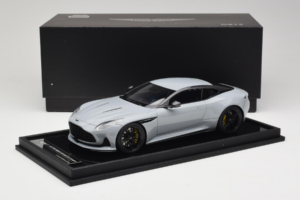 Aston Martin DB12 Nardo Gray MotorHelix 1:18 MH027NG Resina - imagem 7 de 7