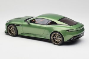 Aston Martin DB12 Verde GT Spirit 1:18 GT466 Resina - imagem 4 de 5