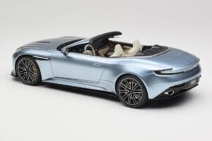 Aston Martin DB12 Volante Caribbean Blue Pearl GT Spirit 1:18 GT479 Resina - imagem 5 de 6