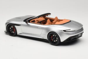Aston Martin DB12 Volante Prata GT Spirit 1:18 GT945 Resina - imagem 5 de 6