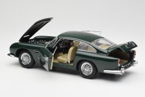 Aston Martin DB5 RHD Verde AUTOart 1:18 70024 Metal - imagem 5 de 8