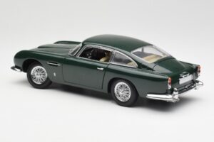 Aston Martin DB5 RHD Verde AUTOart 1:18 70024 Metal - imagem 7 de 8