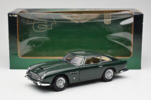 Aston Martin DB5 RHD Verde AUTOart 1:18 70024 Metal - imagem 8 de 8