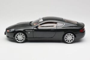 Aston Martin DB9 Preto Solido 1:18 15025600 Metal - imagem 4 de 8
