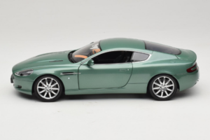 Aston Martin DB9 Verde Minichamps 1:18 150137322 Metal - imagem 4 de 8