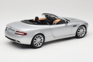 Aston Martin DB9 Volante Prata Minichamps 1:18 150137334 Metal - imagem 3 de 8