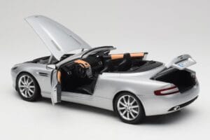 Aston Martin DB9 Volante Prata Minichamps 1:18 150137334 Metal - imagem 5 de 8