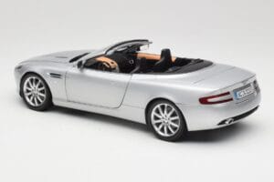 Aston Martin DB9 Volante Prata Minichamps 1:18 150137334 Metal - imagem 7 de 8