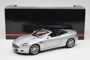 Aston Martin DB9 Volante Prata Minichamps 1:18 150137334 Metal - imagem 8 de 8