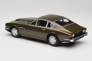 Aston Martin DBS Olive Verde CMR 1:18 CMR003 Metal - imagem 5 de 6