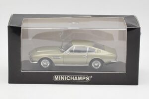 Aston Martin DBS Verde Prateado Metálico Minichamps 1:43 400137600 Metal - imagem 4 de 4