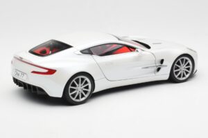 Aston Martin One-77 Morning Frost Branco AUTOart 1:18 70244 Metal - imagem 3 de 8