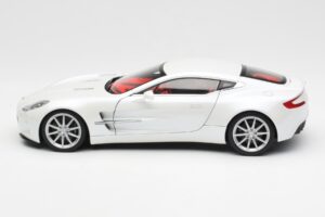 Aston Martin One-77 Morning Frost Branco AUTOart 1:18 70244 Metal - imagem 4 de 8