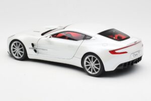 Aston Martin One-77 Morning Frost Branco AUTOart 1:18 70244 Metal - imagem 7 de 8