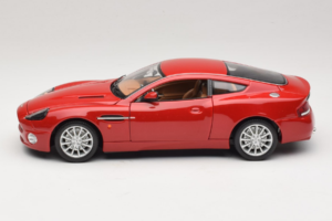 Aston Martin V12 Vanquish Vermelho Bburago 1:18 33334063 Metal - imagem 4 de 8