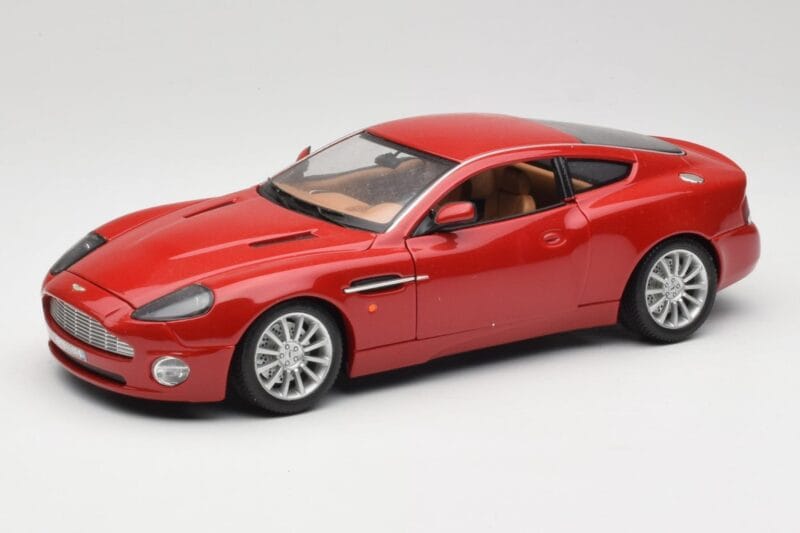 Aston Martin V12 Vanquish Vermelho Bburago 1:18 34063 Metal