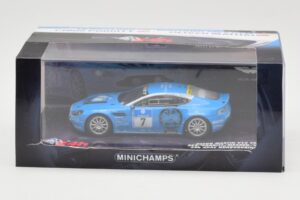 Aston Martin V12 Vantage #7 U. Bez / Porritt / R. Meaden / Mathai 24 Hours Nurburgring 2009 Minichamps 1:43 437091307 Metal - imagem 4 de 4