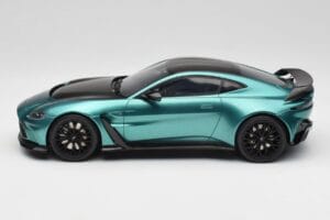 Aston Martin V12 Vantage Racing Green GT Spirit 1:18 GT922 Resina - imagem 3 de 6