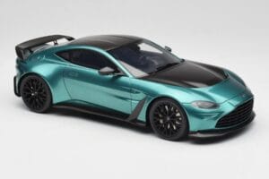 Aston Martin V12 Vantage Racing Green GT Spirit 1:18 GT922 Resina - imagem 4 de 6