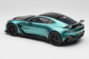Aston Martin V12 Vantage Racing Green GT Spirit 1:18 GT922 Resina - imagem 5 de 6