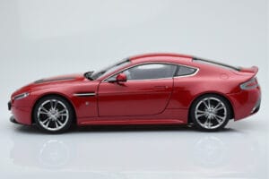 Aston Martin V12 Vantage Vermelho AUTOart 1:18 70208 Metal - imagem 4 de 8