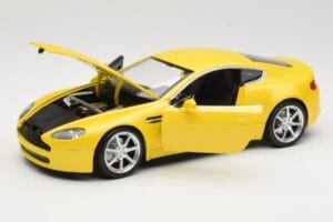 Aston Martin V8 Vantage Amarelo Hot Wheels 1:18 G7159 Metal - imagem 2 de 8